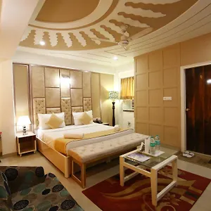 A Family Oppera Near Igi Airport Nowe Delhi